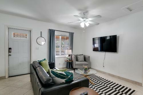 Apartamento Bright: Central 1br - Kingbed - Smart-tvs - Parking