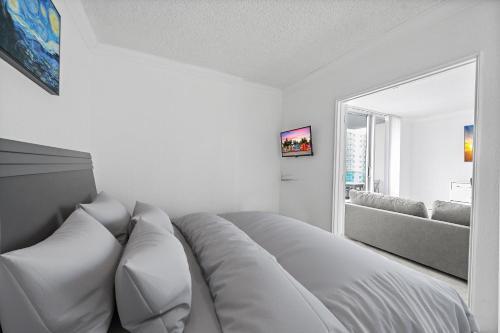 Villa **modern 3bedroom W/ Stunning Backyard Area**