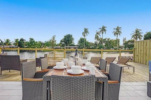 Waterfront Dining Only 5 Min From Hard Rock, Pergola