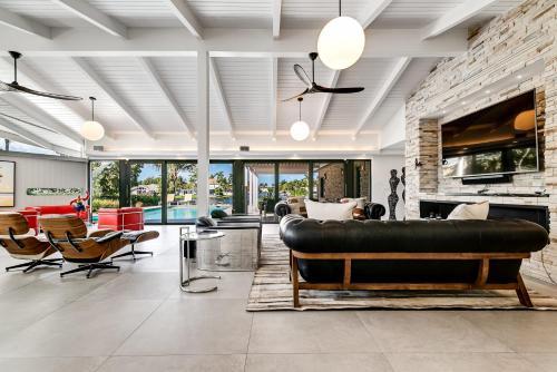 Modern Waterfront Paradise 5 Bedroom 6 Bathroom Oasis
