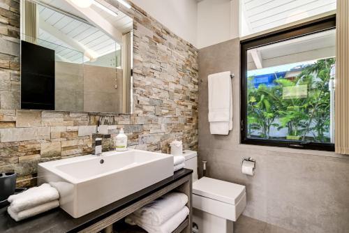 Modern Waterfront Paradise 5 Bedroom 6 Bathroom Oasis