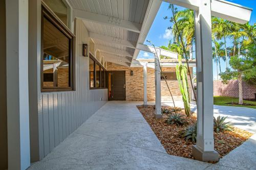 Modern Waterfront Paradise 5 Bedroom 6 Bathroom Oasis