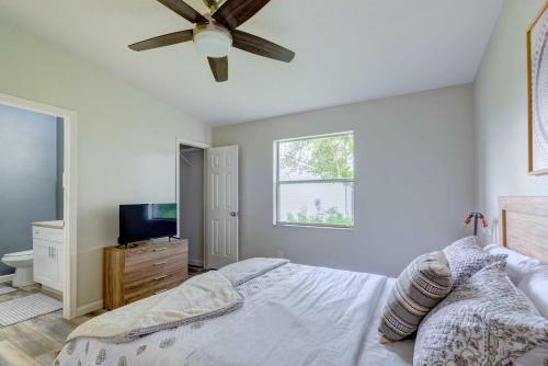 Peaceful Lady Lake Home With Screened-in Porch!