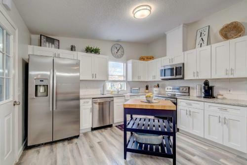 Peaceful Lady Lake Home With Screened-in Porch!