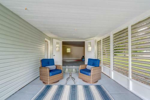 Peaceful Lady Lake Home With Screened-in Porch!