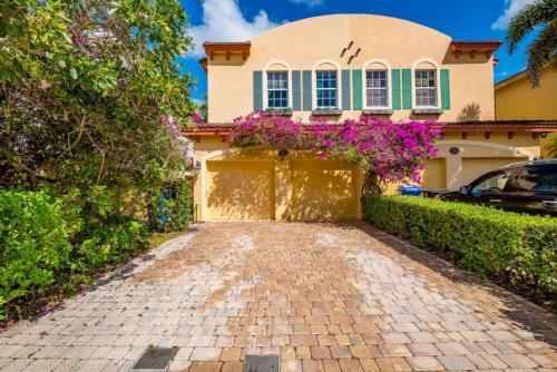 Las Olas Maison de Ville Townhouse