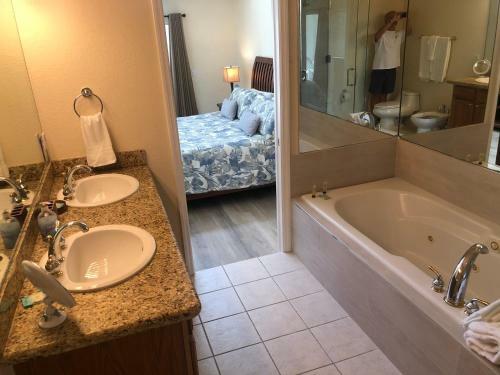Licensed Mgr - 3/3.5 Modern Villa - Key Largo's Premier Oceanfront Resort And Marina!