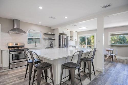 Remodeled Waterfront Oasis