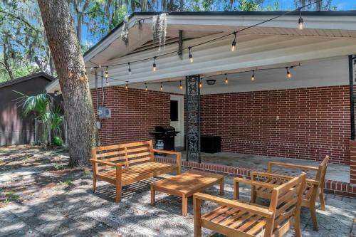 Huge Ranch Style House With An Mcm Flare!
