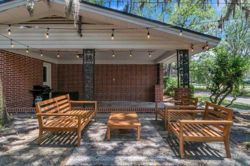 Huge Ranch Style House With An Mcm Flare!