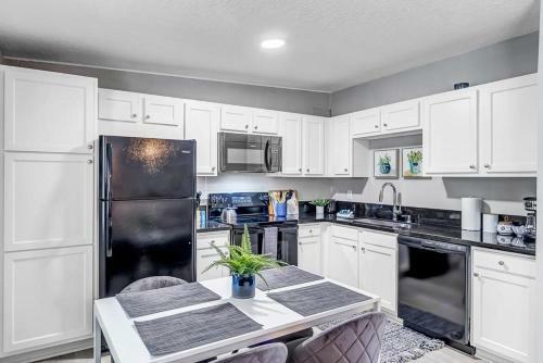 Cozy Apartment On Shaded Street!