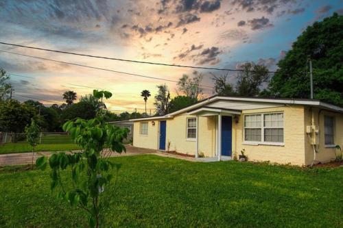 Cozy Spacious 4 Bed 2 Bath Nearby Attractions