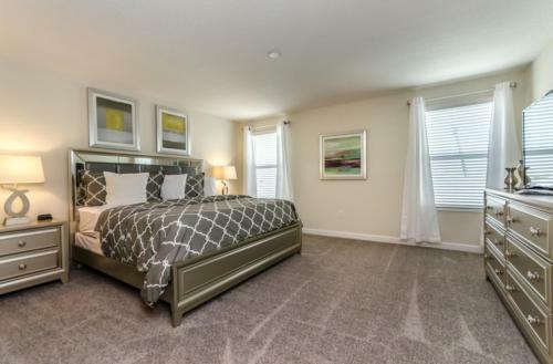 Spacious 6 Bedroom Home Free Water Park