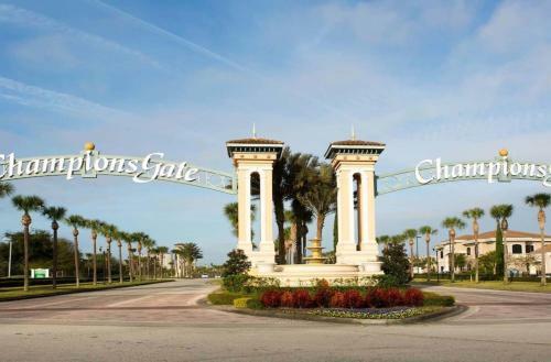 Spacious 6 Bedroom Home Free Water Park
