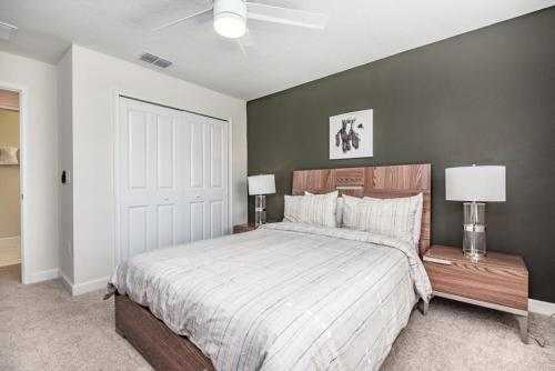 Dramatic Luxury 4 Bedroom Townhome With Pool Townhouse