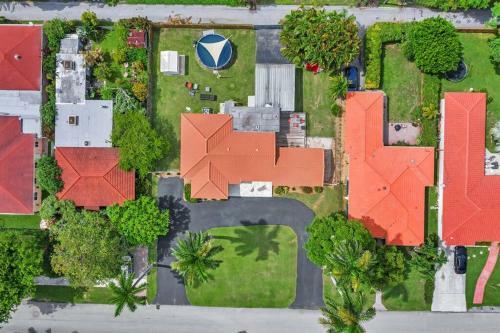 Supervilla - 4br/3ba - Pool - 5 Mins To Beach