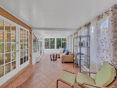 Supervilla - 3br/1ba - Pool - 5 Mins To Beach