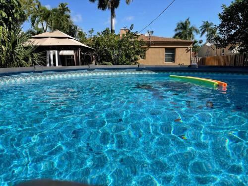 Supervilla - 3br/1ba - Pool - 5 Mins To Beach