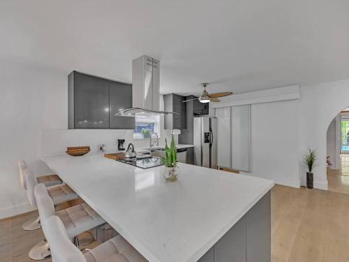 Supervilla - 4br 2ba - Heated Pool - 5 Mins To Beach