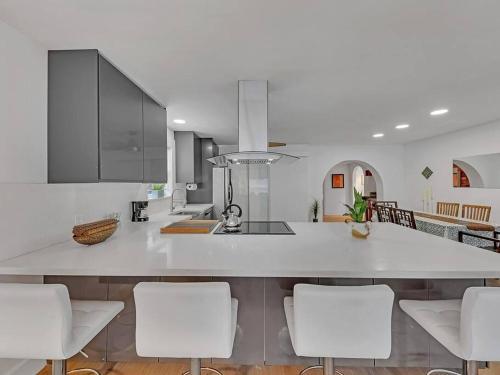 Supervilla - 4br 2ba - Heated Pool - 5 Mins To Beach