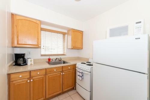 Tropic Isle Hotel & Apartment
