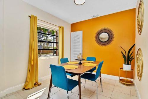 Mid-century Modern Unit In Hollywood
