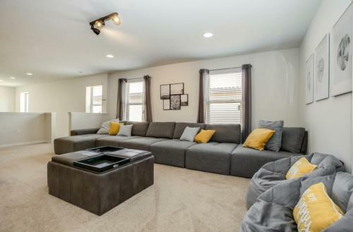 Exquisitely Prestige Large Home With Private Pool