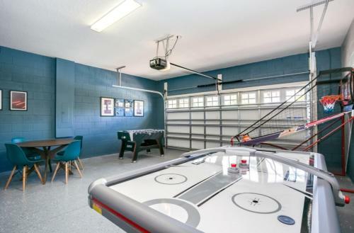 Exquisitely Prestige Large Home With Private Pool