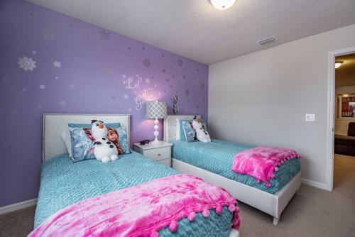 Inviting 4 Bdm Townhome Sleeps 11 Townhouse