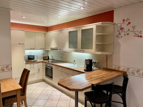 Hostal Winzerhaus Im Oberdorf - Ferienwohnung Oder G�stezimmer Oder Alles Zusammen