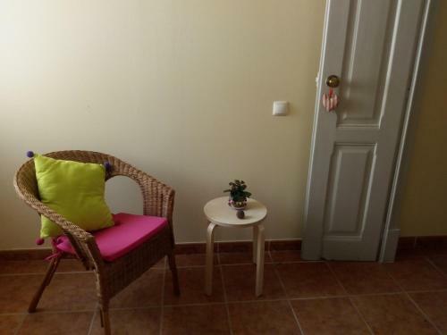 Hostal Rooms 4 You - Small Yellow Room