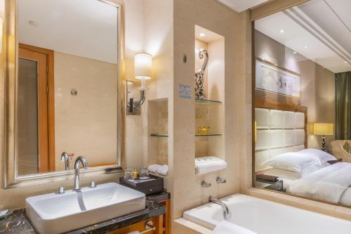 Hotel Wyndham Xinyang Downtown