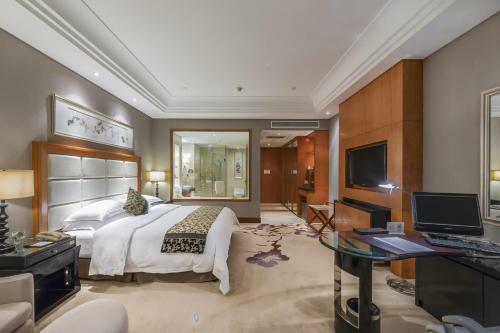 Hotel Wyndham Xinyang Downtown
