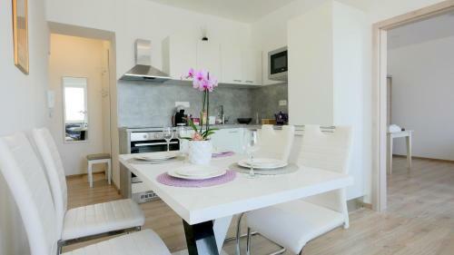 Apartamento Soukrom� - Pln? Vybaven� Byt 2+kk
