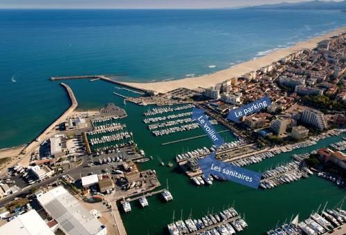 Voilier � Quai Au Calme