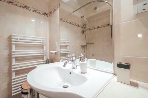 Pleasant 2 Bedroom Apartment With Pool