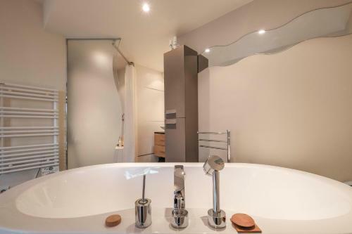 Pleasant 2 Bedroom Apartment With Pool