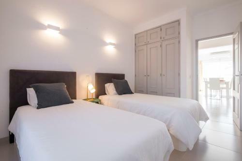Beautiful Seaview 2 Bedroom Apartment With Pool