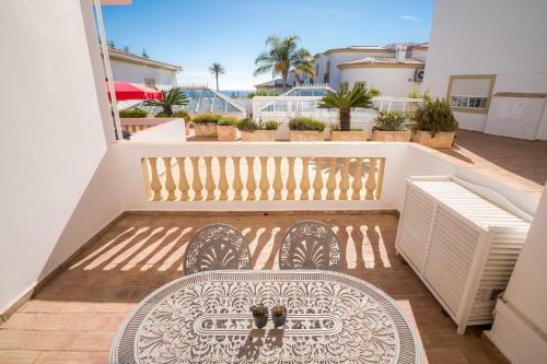 Beautiful Seaview 2 Bedroom Apartment With Pool