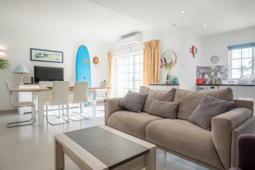 Beautiful Seaview 2 Bedroom Apartment With Pool