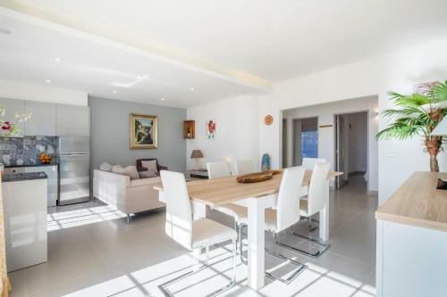 Beautiful Seaview 2 Bedroom Apartment With Pool
