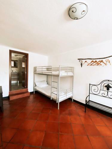 S�o Crist�v�o Farmhouse Set�bal