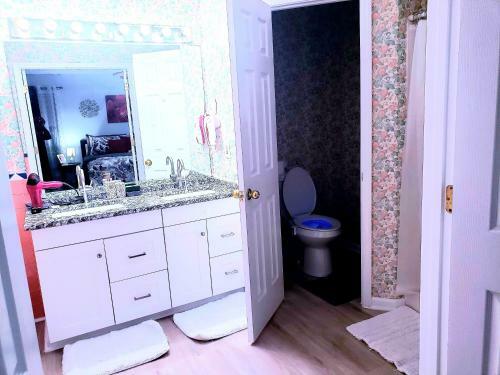 Spacious 5b/3b Home With Jetted Tub