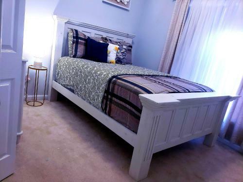 Spacious 5b/3b Home With Jetted Tub