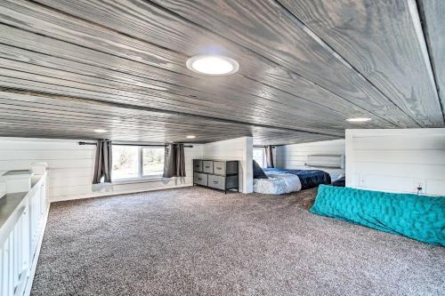 Splendid Tiny Home Fire Pit About 2 Mi To Lake!