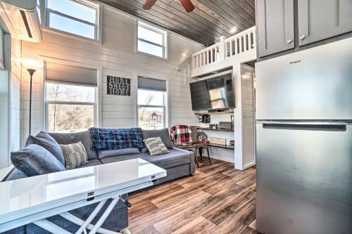 Splendid Tiny Home Fire Pit About 2 Mi To Lake!