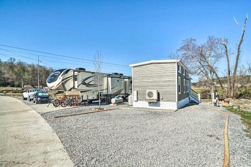 Splendid Tiny Home Fire Pit About 2 Mi To Lake!