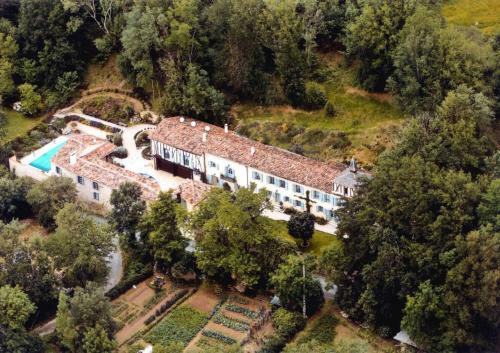 Courtyard Gite With Very Large Shared Pool