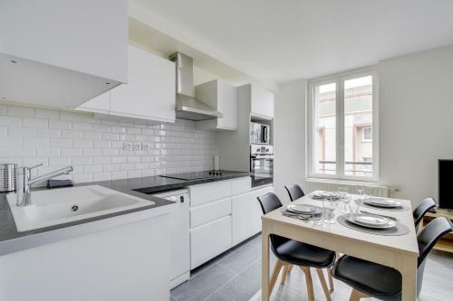 Chic And Spacious Apart With Parking