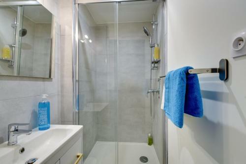 Chic And Spacious Apart With Parking